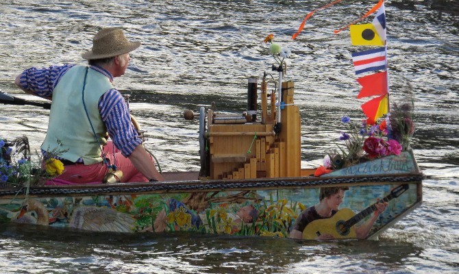 funkyboatonthecanal